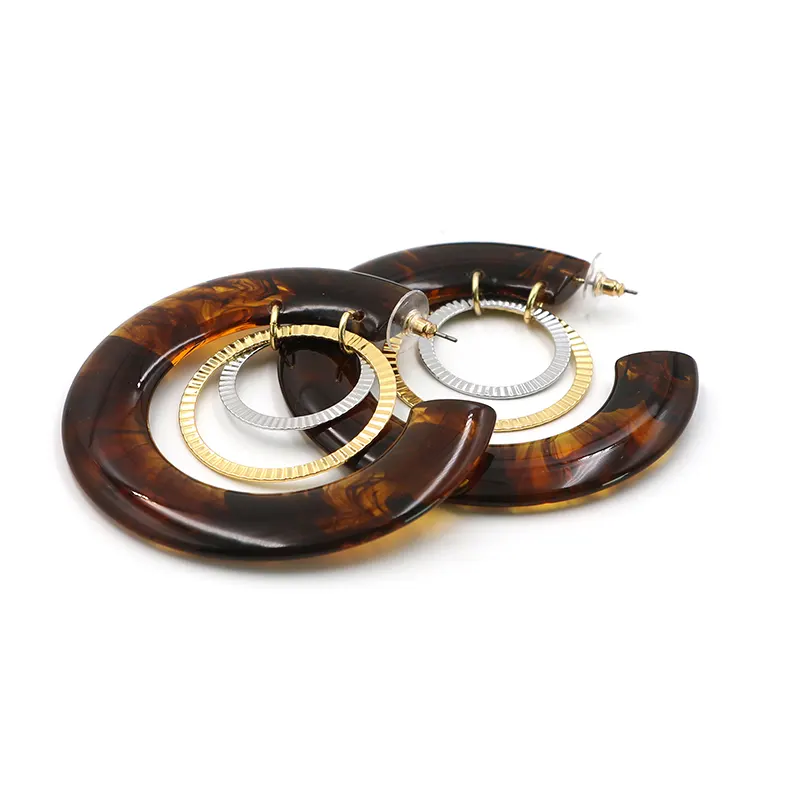 Amber resinae C informibus inaures